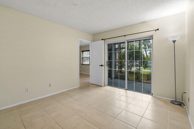 Building Photo - 1631 SE Green Acres Cir