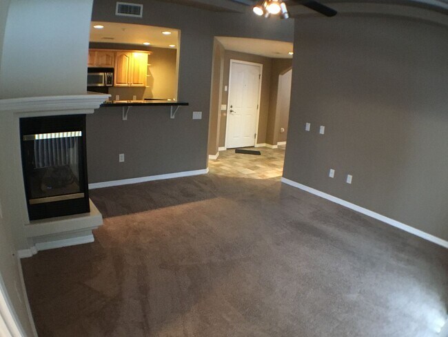 Building Photo - Great 2 bedroom condo on 2nd story!