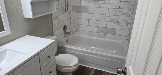 Building Photo - 1 bed 1 bath condo with 650 sf. with detached garage off Jewell and Sheridan