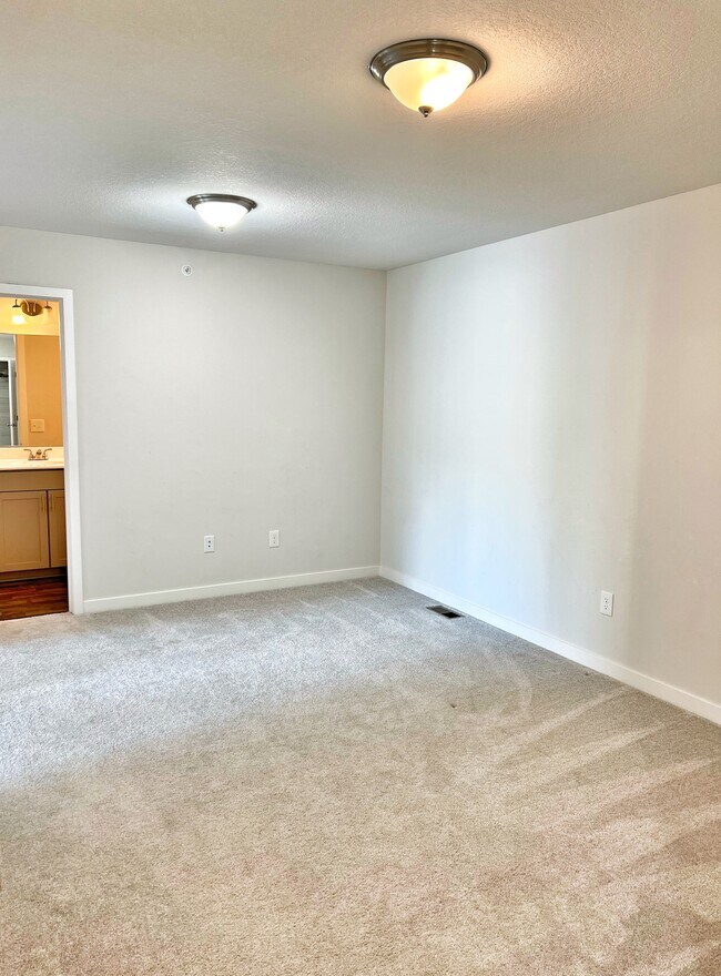 Building Photo - 327 NE Otter Dr