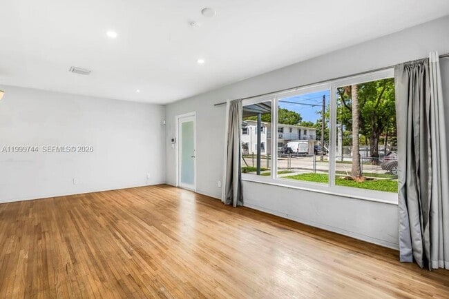 Building Photo - 517 S 19th Ave