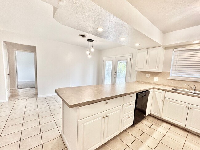Building Photo - Charming 3-Bedroom Home with 2-Car Garage Near Shopping & Ft. Sam