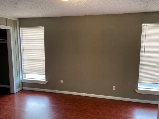 Building Photo - Charming 4 bed two story close to Plaza district!