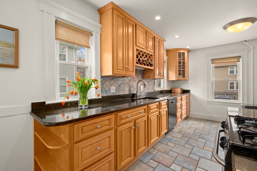 Building Photo - 37 Everett St