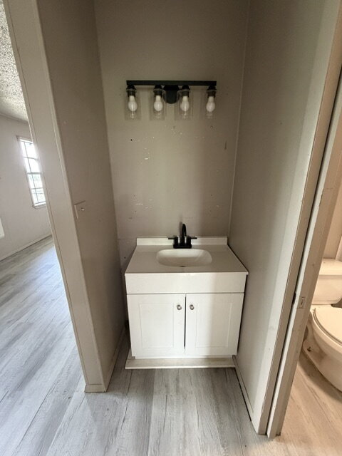Building Photo - 1 Bedroom Apartment- All Bills Paid