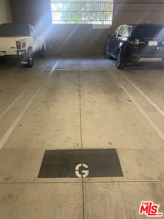 Building Photo - 1862 S Bentley Ave