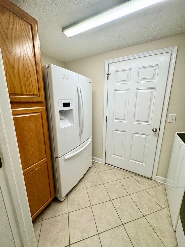 Building Photo - SPACIOUS WATERFRONT 3 bed/3.5 bath with lo...