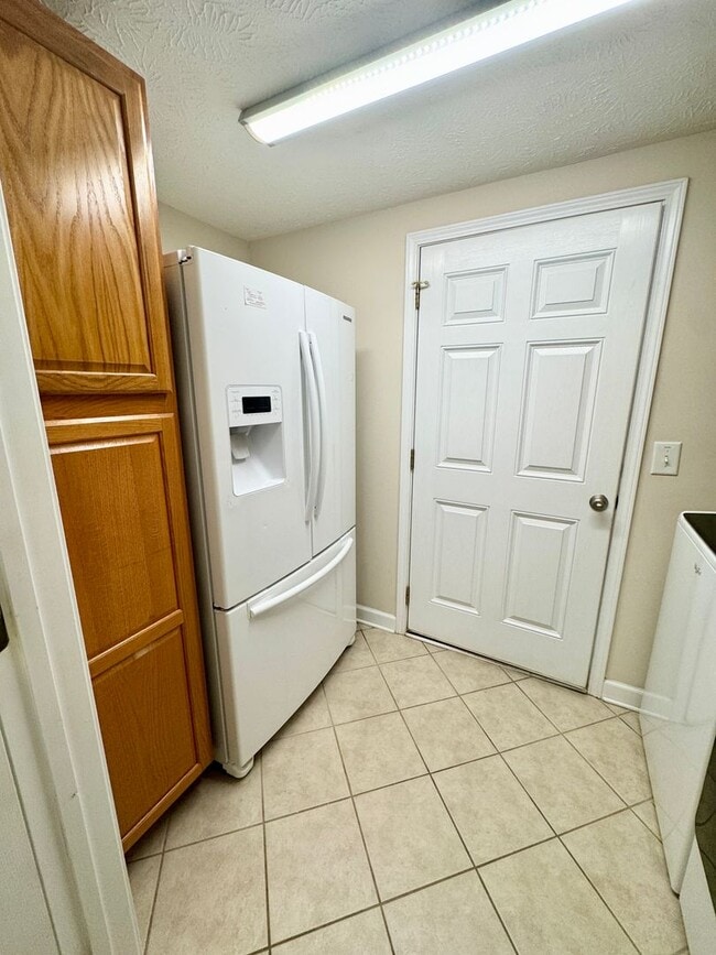 Building Photo - SPACIOUS WATERFRONT 3 bed/3.5 bath with loft/flex space