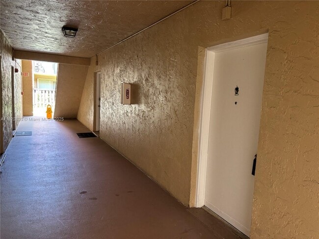 Building Photo - 10790 N Kendall Dr