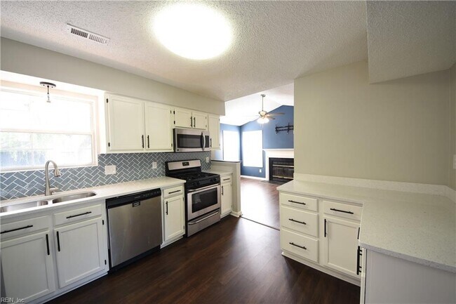Building Photo - 1549 River Creek Crescent