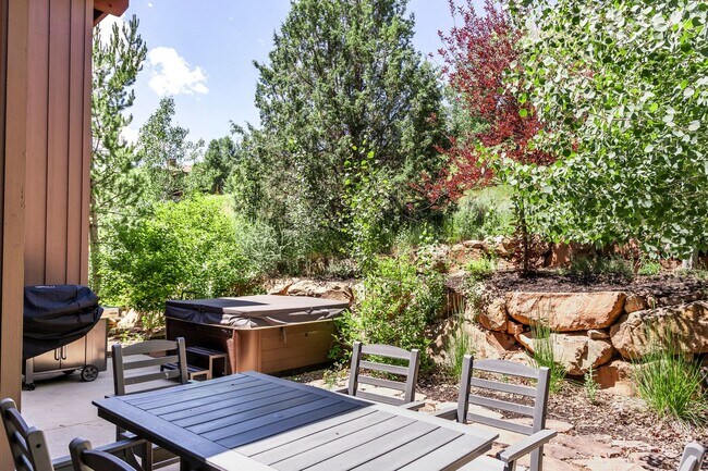 Building Photo - Modern Mountain Home in Desirable Pinebrook