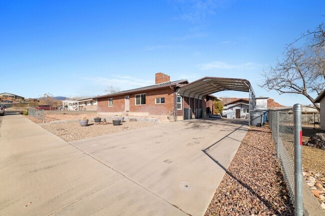 Building Photo - Charming 3 Bedroom Home Plus Casita. Pet F...