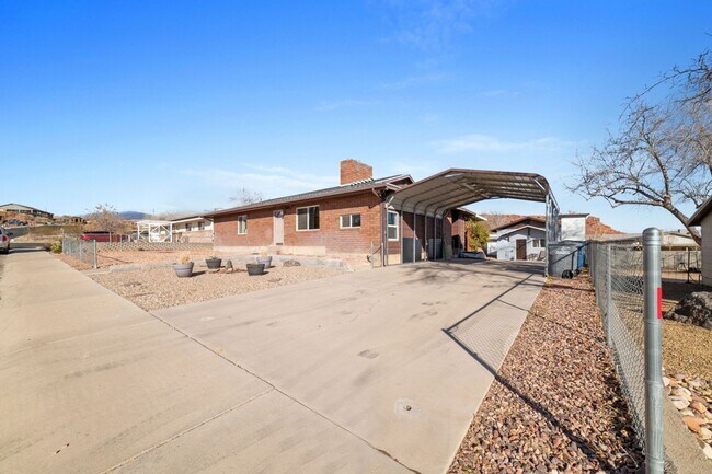 Building Photo - Charming 3 Bedroom Home Plus Casita