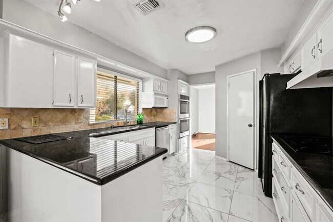 Building Photo - 2815 Edgewood Dr