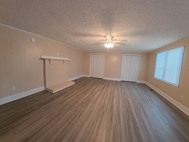 Building Photo - Home on three acre lot with garage