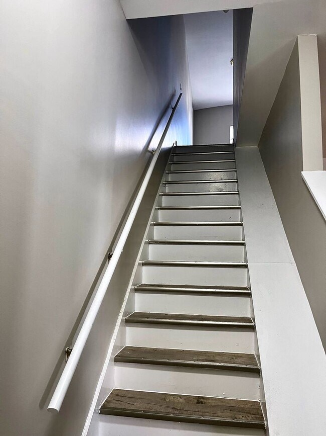 Building Photo - *** Amazing Apartment in Mt. Washington * Pet Friendly * Duplex style * Available Now * Spacious ...