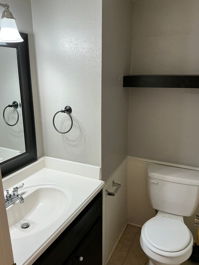 Building Photo - Updated and ready for move in!  Close to OU campus! Community Pool, fenced in courtyard! 3 bathro...