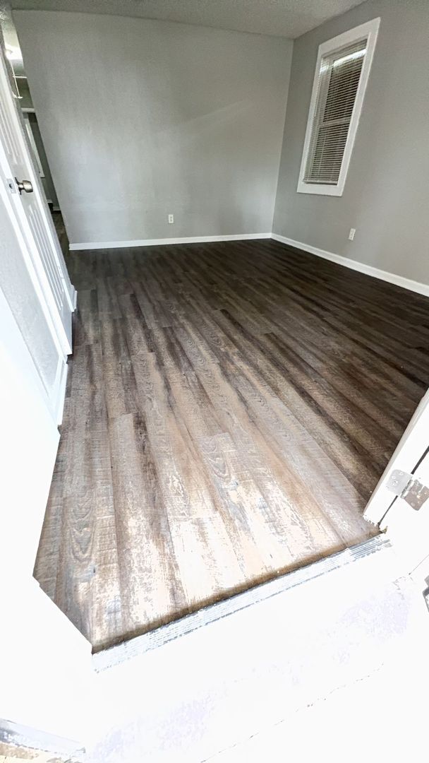 Building Photo - Spacious 4 bedroom 2 bath home - Open To Section 8