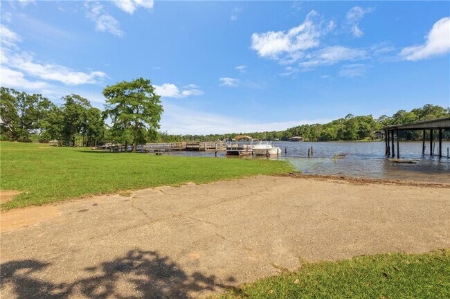 Building Photo - 337 Riverbend Dr