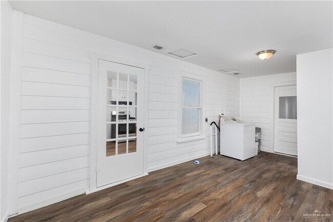 Building Photo - 15 S 6th St