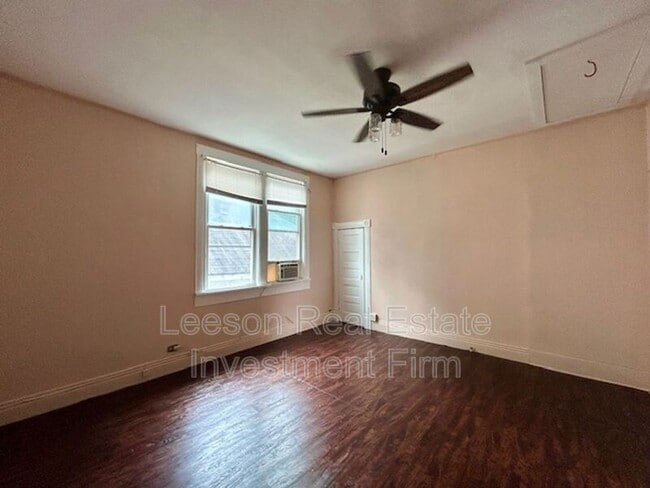 Building Photo - 533 Merrick St