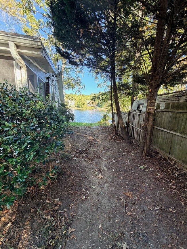 Building Photo - 332 Pinelake Dr.