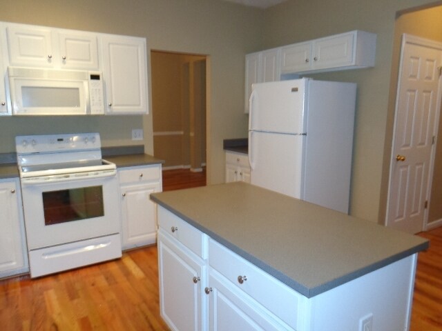 Building Photo - 7041 Calderwood Dr