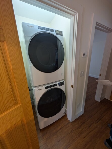 Building Photo - 204 S Maple St