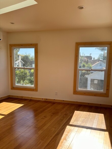 Large windows - 1615 Shell Ave