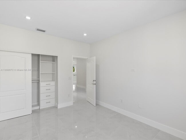 Building Photo - 21227 NE 31st Pl