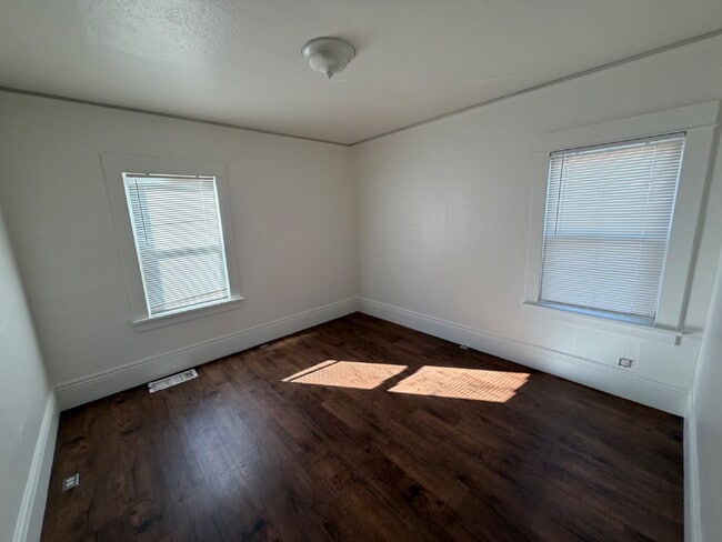 Building Photo - Charming 2-Bedroom Duplex in Merced with Washer dryer connections