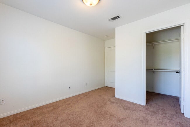 Building Photo - SIngle Family House for Rent in a quiet co...