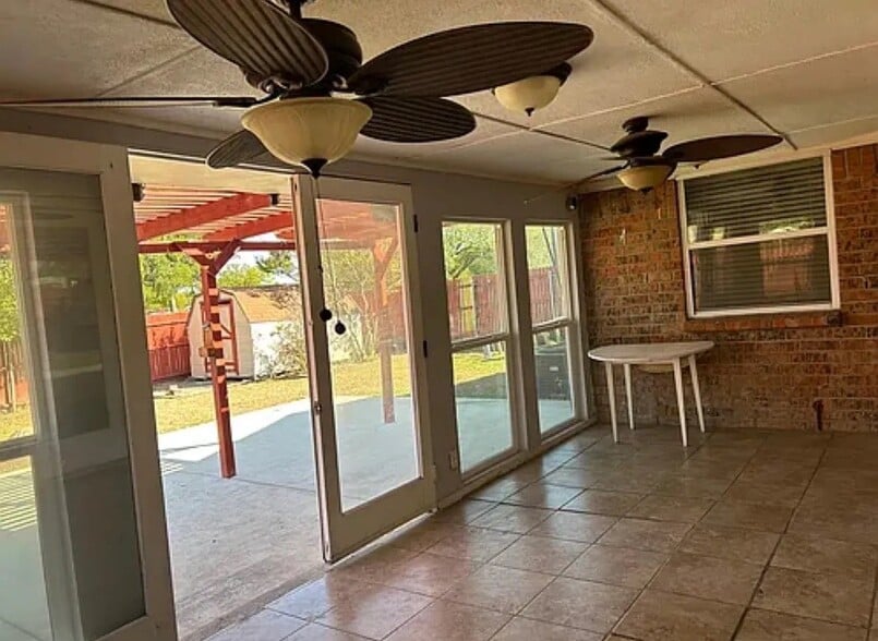 Building Photo - 1112 Park Center Ct