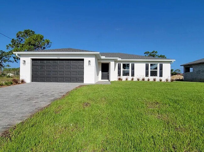 Primary Photo - Modern & Spacious 4 Bed, 2 Bath Home COMIN...