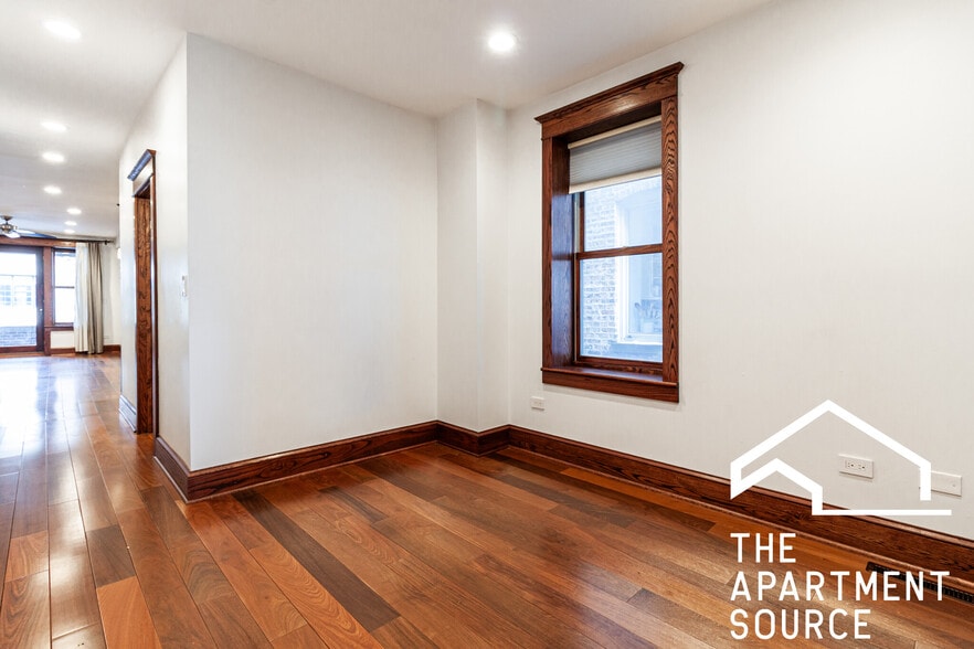 Building Photo - 1019 W Oakdale Ave