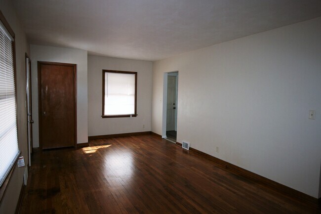 Building Photo - Cozy 3 bedroom home in Bettendorf-6 month lease option