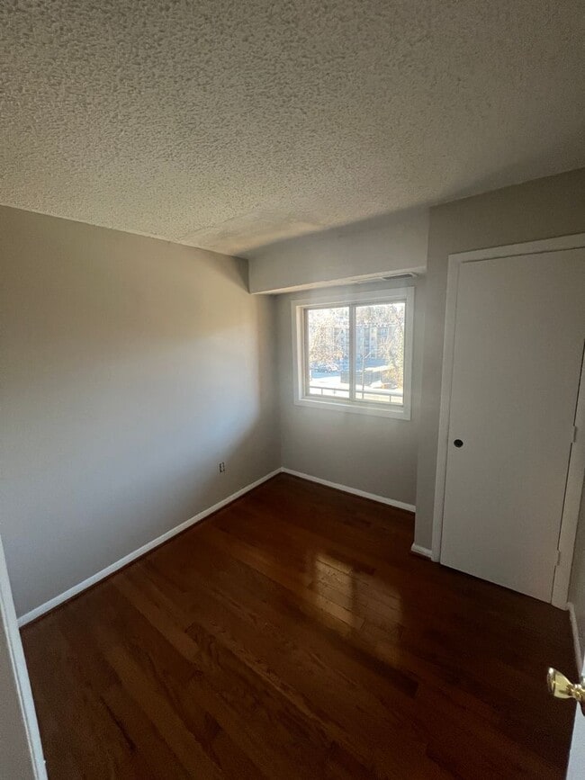 Building Photo - Cozy 3 Bedroom 1 Bathroom Condo- Conveniently Located at DC line