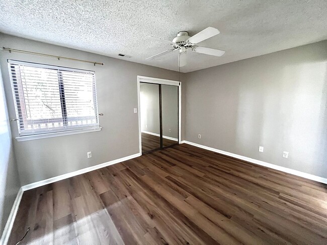 Building Photo - Gorgeous Condo right off Shore Dr, a stree...