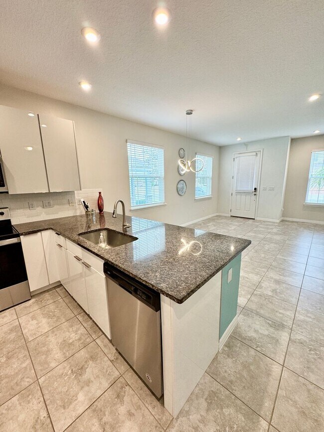 Building Photo - FOR RENT - Beautiful end unit townhouse in Clermont - Waterbrooke