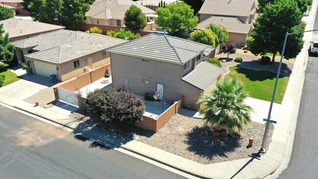 Building Photo - 693 E Castle Stone Dr