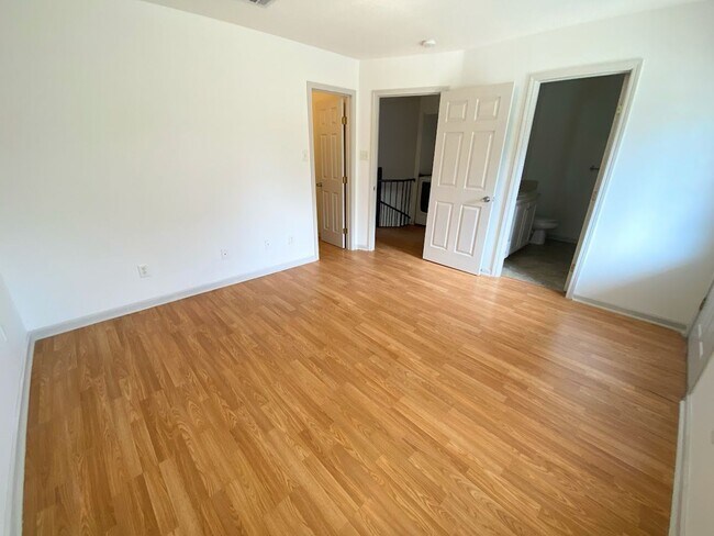 Building Photo - 2-Bed, 2.5-Bath Townhouse Near McNeese State University!!