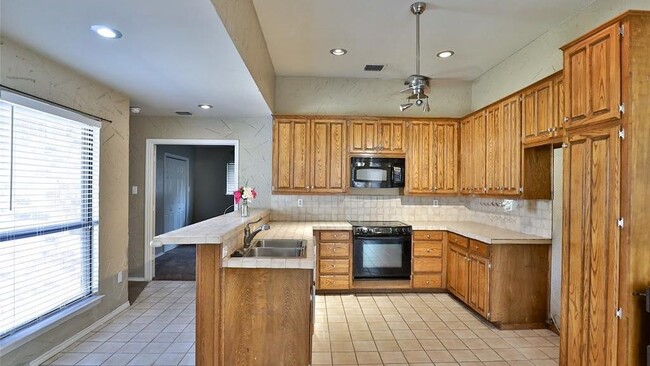Building Photo - 5273 Sherbrooke Ln