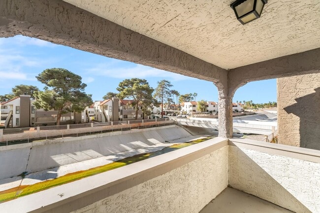 Building Photo - 2 Bedroom Condo!