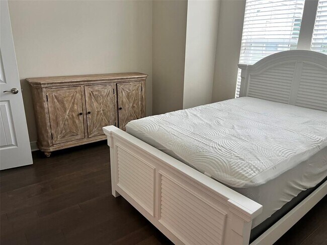 Building Photo - 115 N Arrawana Ave