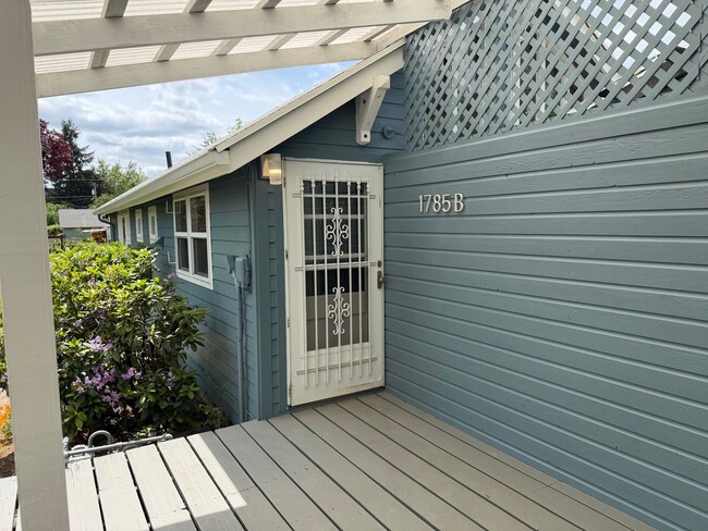 Building Photo - Luxury 1 bedroom 1 bath duplex in a great neighborhood!
