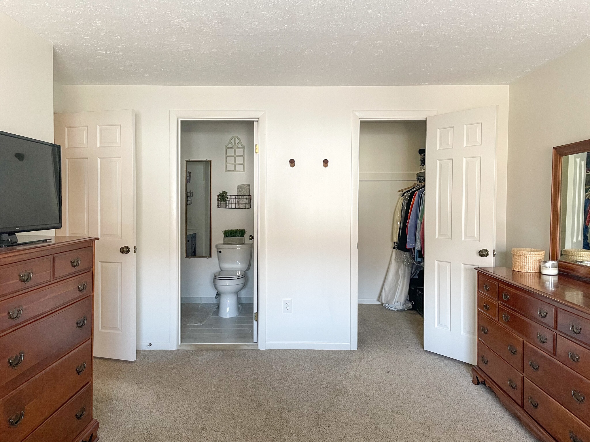 Main bedroom with 1/2 bath and walk in closet. - 29 Great Wood Ct