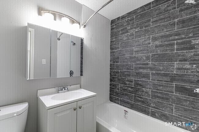 Building Photo - 923 W Main St