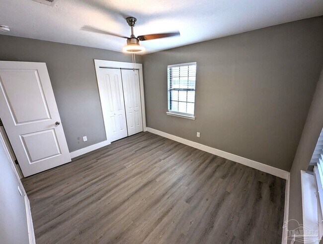 Building Photo - 6045 Hamilton Bridge Rd