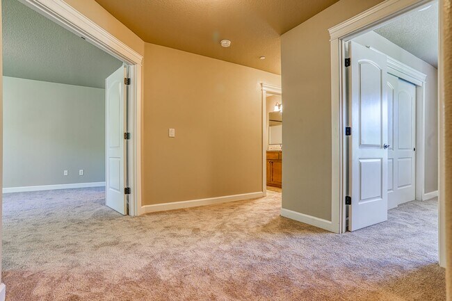 Building Photo - Centrally Located 4 Bedroom Townhome with Attached Garage & AC