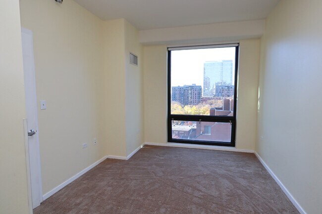 Building Photo - 1 E 8th St